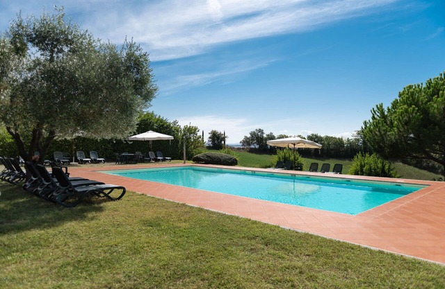 Beautiful villa for 10 people with WIFI, pool, TV and pets allowed