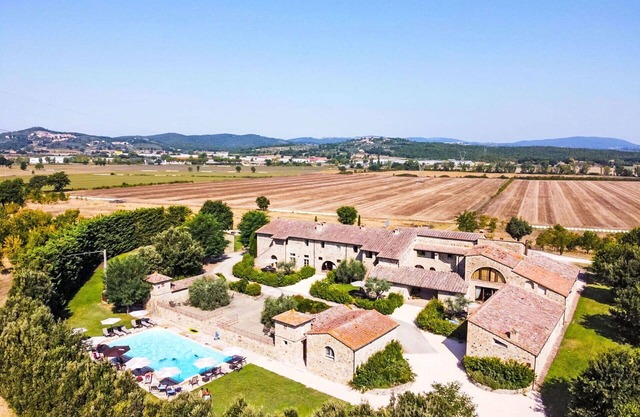 Beautiful villa for 24 guests with WIFI, private pool, TV, pets allowed and parking