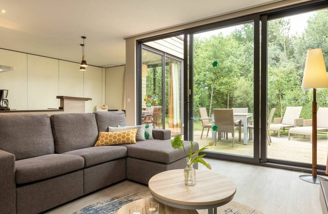 Beautiful villa for 4 guests with hot tub, WIFI, pool, TV, terrace and parking