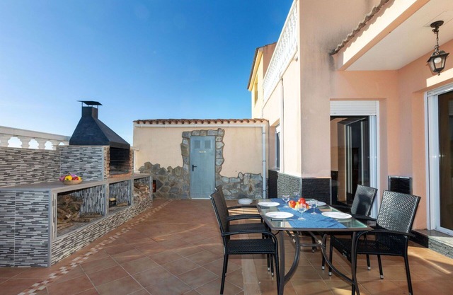 Beautiful villa for 6 guests with pool, WIFI, A/C, TV, patio and pets allowed
