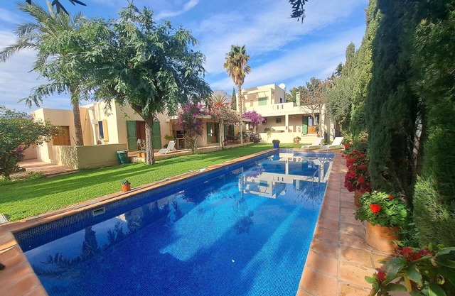 Beautiful Villa for 6 with swimming pool