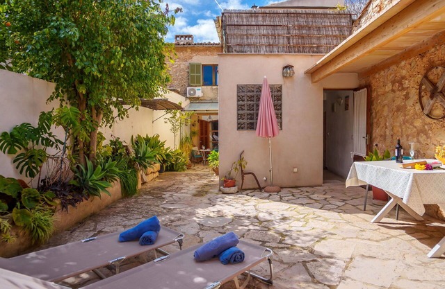 Beautiful villa for 4 guests with WIFI, A/C, TV and patio