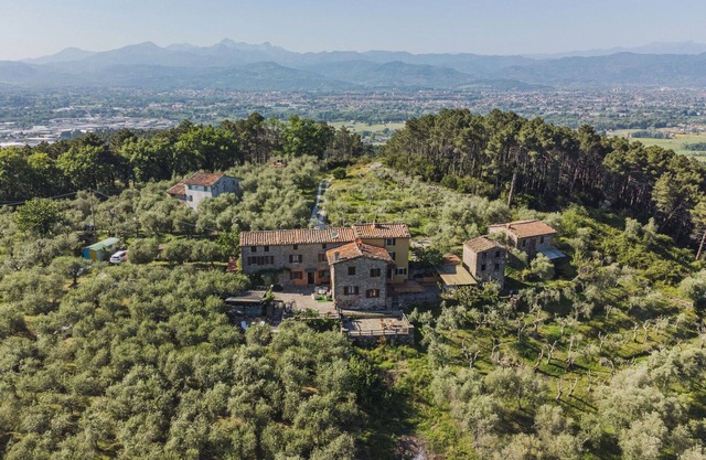 Beautiful villa for 6 guests with patio and parking