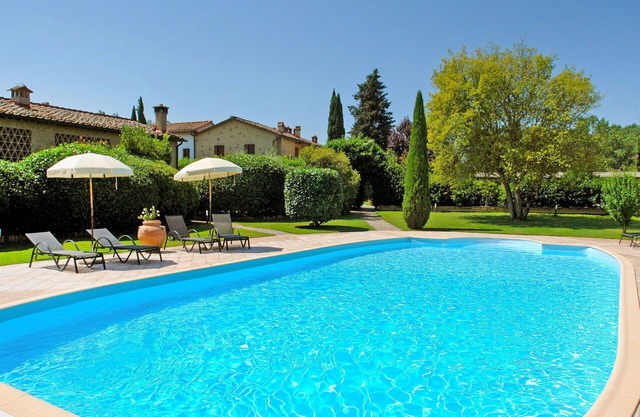Beautiful villa for 12 guests with WIFI, private pool, TV, terrace and pets allowed