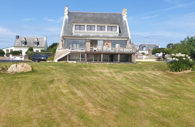 BEAUTIFUL VILLA WITH SEA VIEW ON ÎLE GRANDE