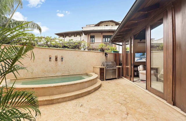 Beautiful Villa, Walk to Beach!