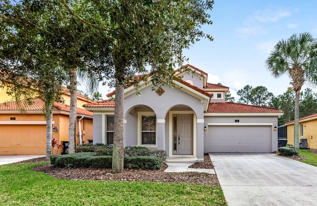 Beautiful Villa with South Facing Pool and Spa, and Lake View