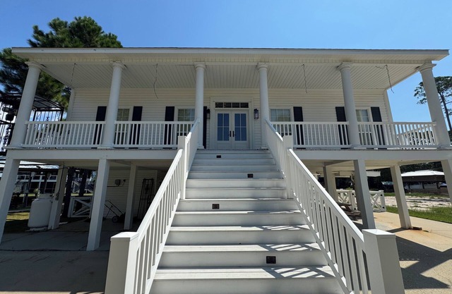 Beautiful Waterfront House with Pool sleeps 11