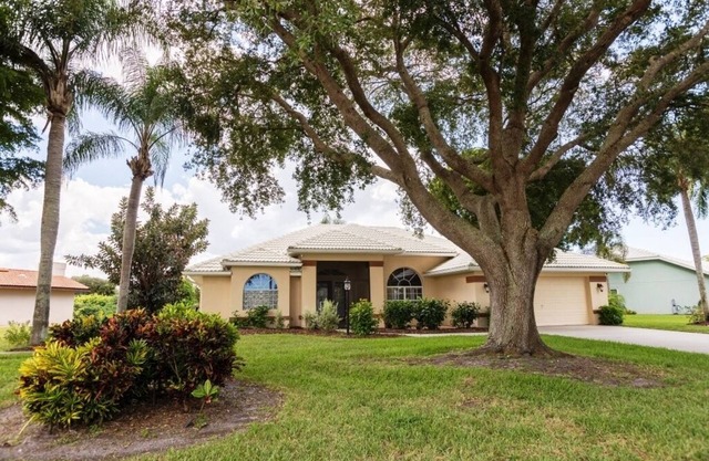 Beautiful Waterfront House w/Pool, 7 min to the Beach