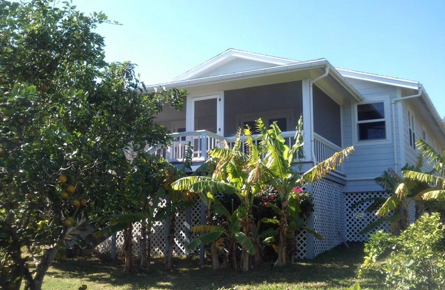 Beautiful waterfront home w/private dockage within HT Harbour