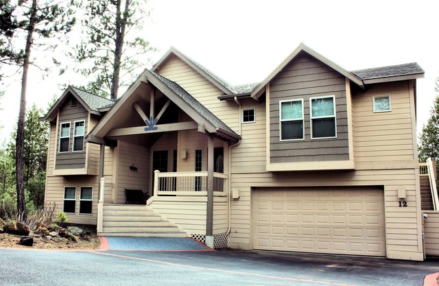 Beautiful, Well Laid Out 3000sqft , Nicely decorated home. Sleeps 10
