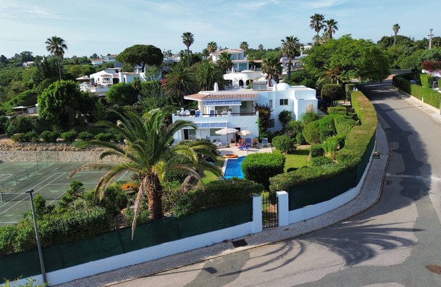 Beautiful, well maintained villa, pool and attractive garden, near Carvoeiro.