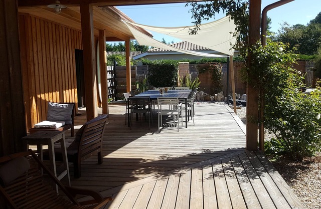 beautiful wooden villa 800 meters from the beaches and amenities. Accepted animals.