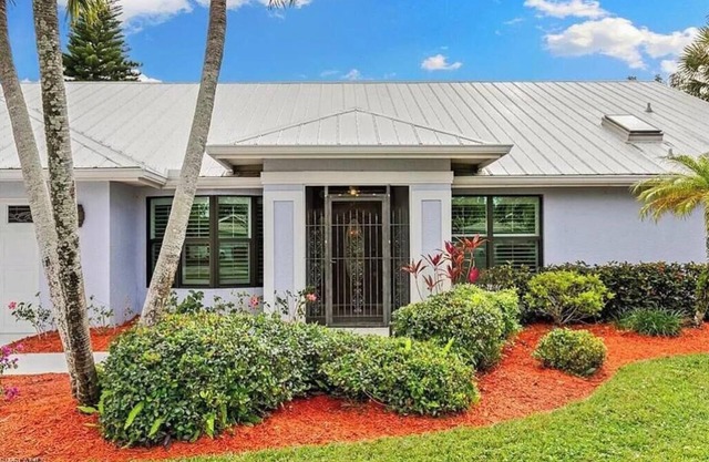 Beautifull 3-bed, 2.5-bath pool home in the heart of Lely Country Club.