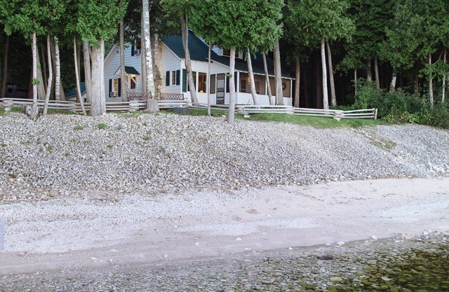 Beautifully Appointed 5 Bedroom, Waterfront Home - Sleeps 10