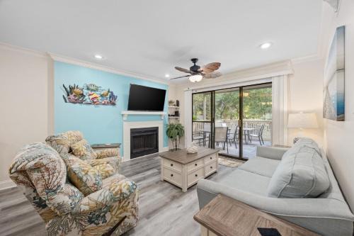 Beautifully Decorated 2 BR Villa located in exclusive gated community, Sleeps 8!