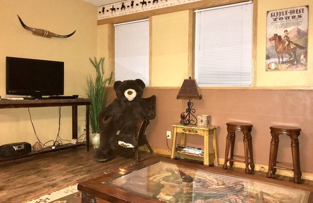 Beautifully designed 3 bedroom apartment next Yellowstone