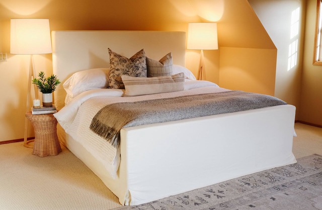 Beautifully furnished cottage, just a few steps from the beach.