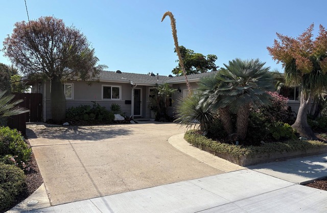 Beautifully landscaped 3-BR/2BA house. centrally located/beaches,downtown+more