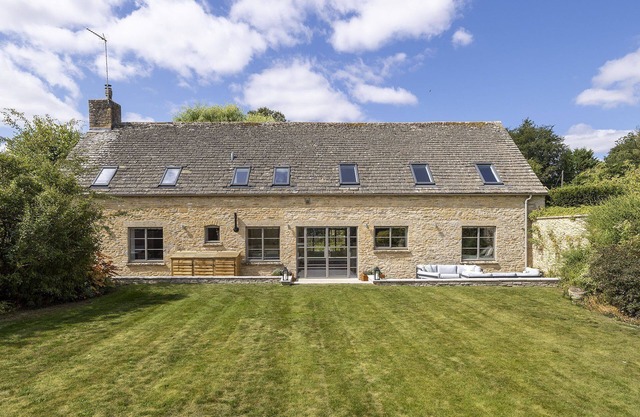 Beautifully presented dog friendly barn conversion - The Tallat
