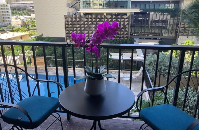 Beautifully Remodeled Modern Condo + Free Parking Waikiki