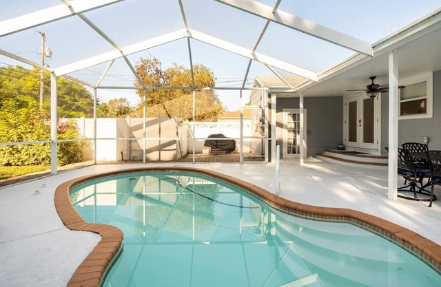 Beautifully Renovated 3BR Pool House in ideal location