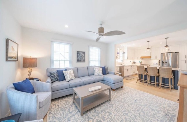 Beautifully Renovated Single Famly Home 4 bedrms, Den, Sleeps 10 Pets Considered