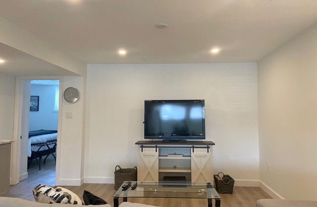 Beautifully renovated Suite in Collingwood!