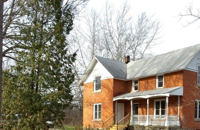 Beautifully Restored Brick Home, Sleeps 8, Two Miles From Lake Charlevoix.