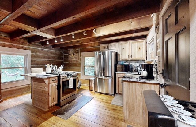 Beautifully updated cabin on 2 acres with hot tub & firepit - amazing locale