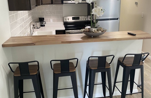 Beauty one-bedroom apartment mins for downtown. In mid-town