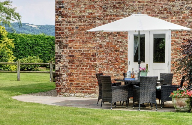 BEAVER COTTAGE, family friendly, with pool in Thirsk