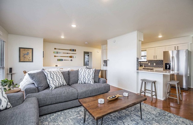 Beaver Lake Oasis! Water front with huge decks and 2 living spaces