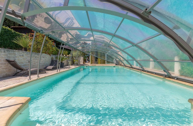 Bed and Breakfast 'Lou Pin Dou Papet' with Mountain View, Shared Pool and Wi-Fi