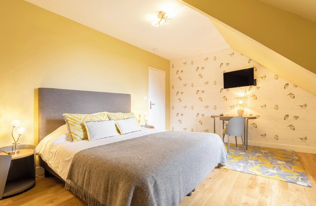 Bed and Breakfast 'Madame De Maintenon' with Shared Terrace, Shared Garden and Wi-Fi