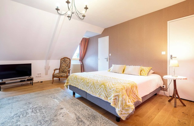 Bed and Breakfast 'Suite L'Appartement Ninon De Lenclos' with Shared Terrace, Shared Garden and Wi-Fi