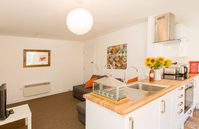 Beddoe Apartments 1 bedroom FF close to Airport, Rail and Motorway