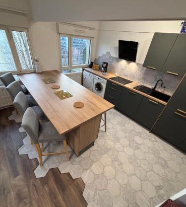 BedinReims elegant green bottle quiet and close to center free parking and wifi free ideal 5 à 9 Adultes