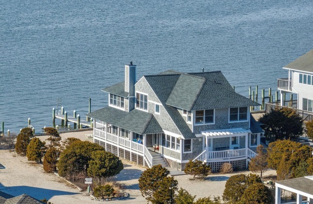 BEDROOM SLEEPS 16; WATERFRONT-pet friendly-Handicap Ramp-By Owner