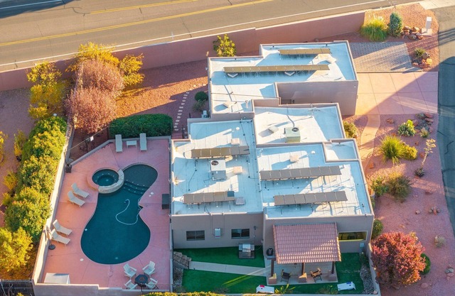 Bell Rock Views + Heated Pool & Spa ~ Luxe 6BD Sedona Stargazing Retreat