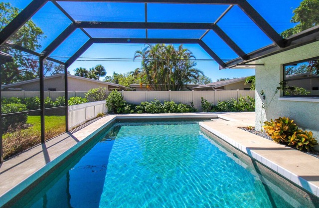 Bella Paradiso: Exquisite 5 BR Pool Home with Private Beach Access