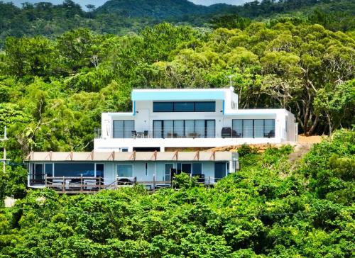 Bella Vista-Luxurious Hilltop Penthouse with Ocean View