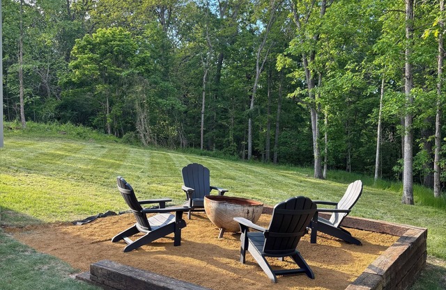 Bella Vista Trailside Retreat. Tunnelvision trail and Lake Windsor access