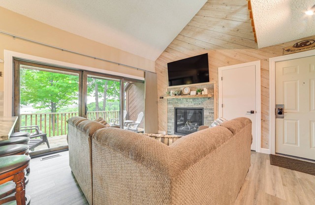 Bellaire Ski Condo: 1 Mi to Summit Mountain!