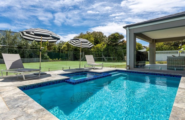 Bellaluca Hamptons: 5 BR, 6 BA in Sorrento , Sleeps 12