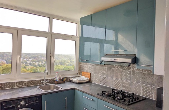 Belle chambre lumineuse dans appartement