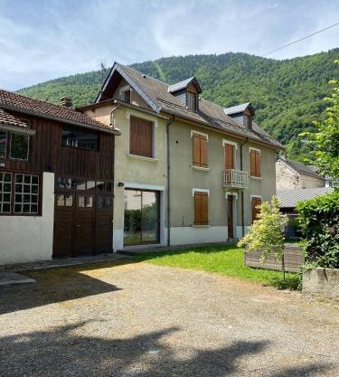 Belle maison de ville au centre de Luchon, à 200m des Télécabines !