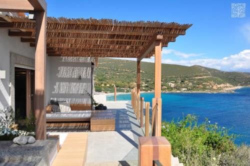 BeLocations - Villa and Beach On The Rocks