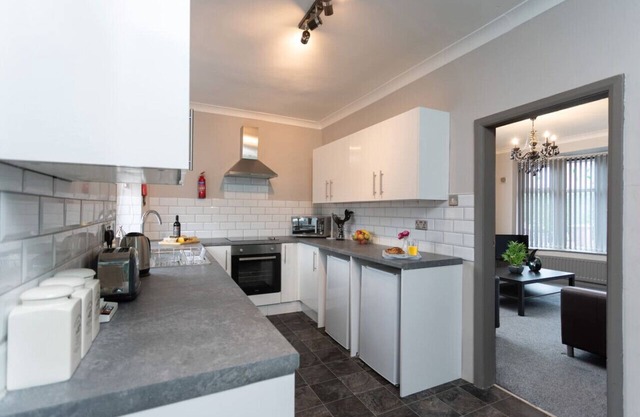 Belvedere House - Sleeps up to 8 - Free Parking