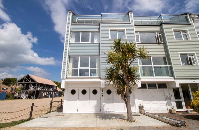 Bembridge Harbour 4 Bedroom Holiday Home With Great Marina And Sea Views.